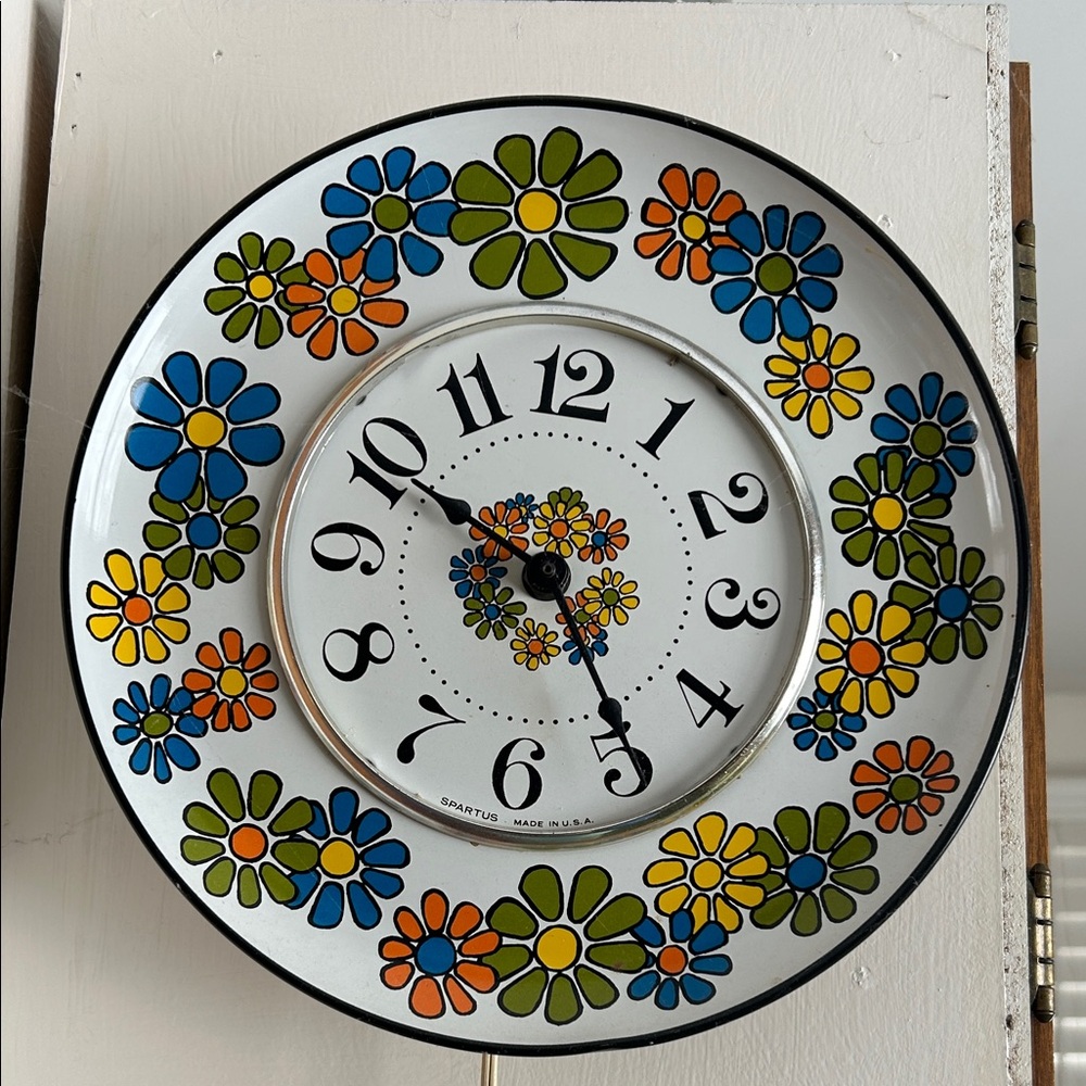 Vintage Daisy Spartus Electric Kitchen Wall clock in great working condition.